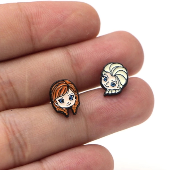 🔹️Disney's Frozen Earrings, Elsa & Anna - Picture 4 of 5